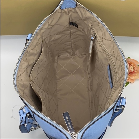 MICHAEL KORS CHARLOTTE LARGE TZ TOTE LIGHT SKY - Picture 4 of 16